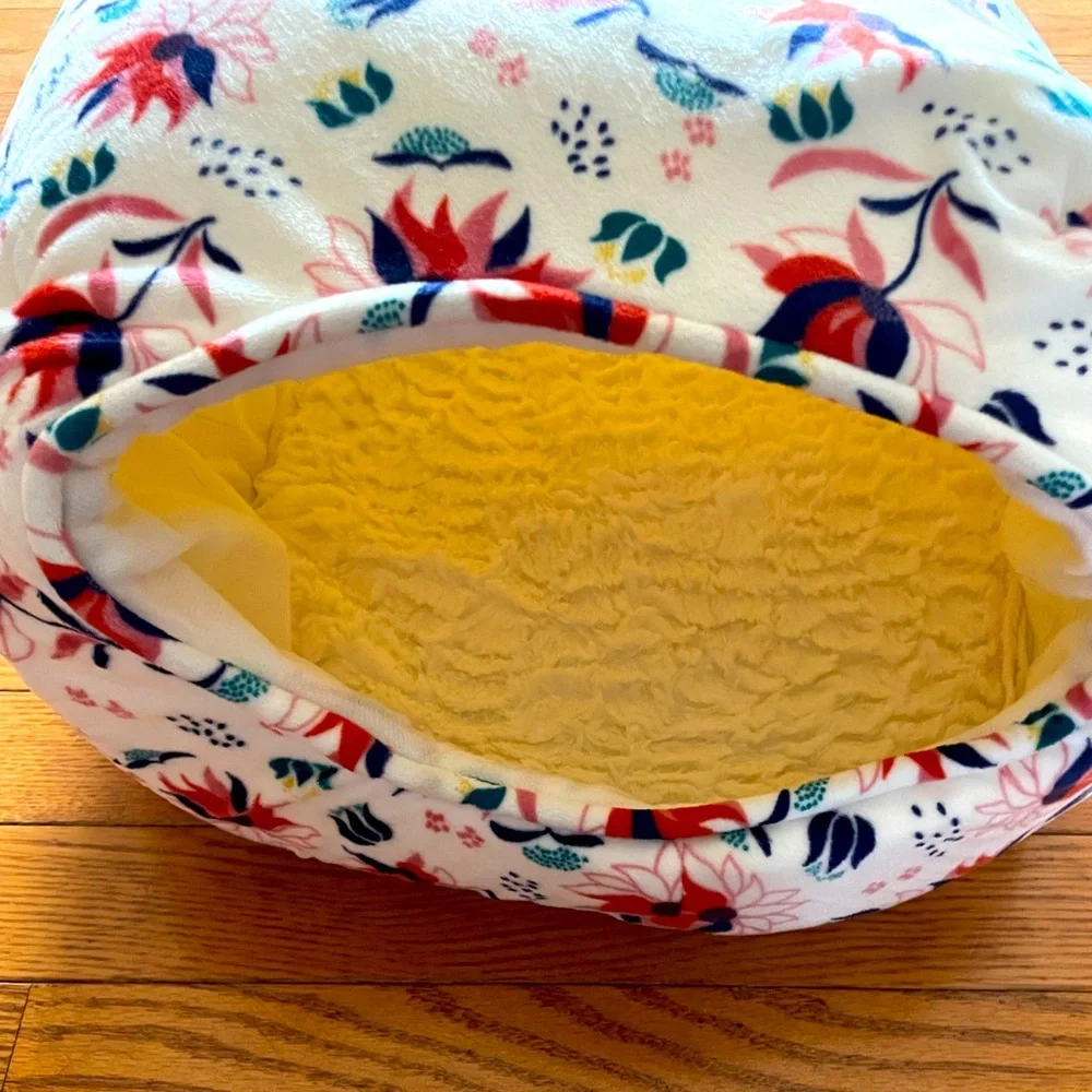 Cat Bed: Hideout Cave Pet Bed, S/M